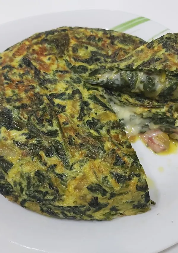 tortilla de espinacas rellena de tomate natural y queso foto principal